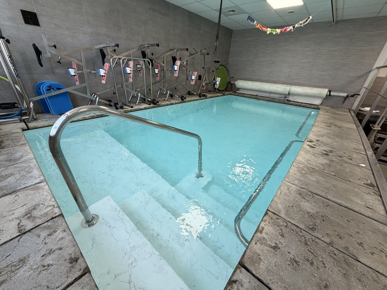 Piscina AquaEduca con gradini d'ingresso e corrimano