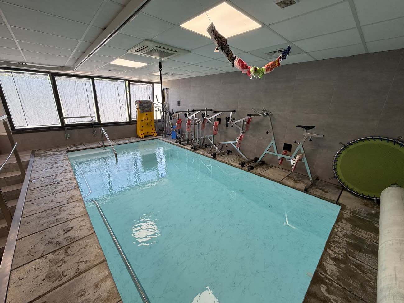 Piscina luminosa con ampie finestre