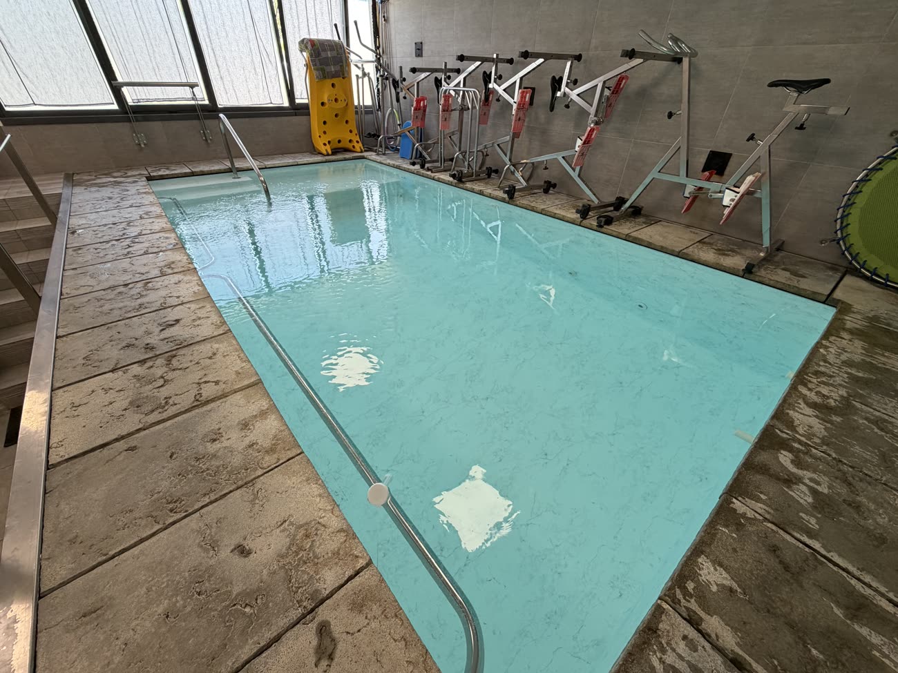 Piscina con idrobike lungo il bordo vasca