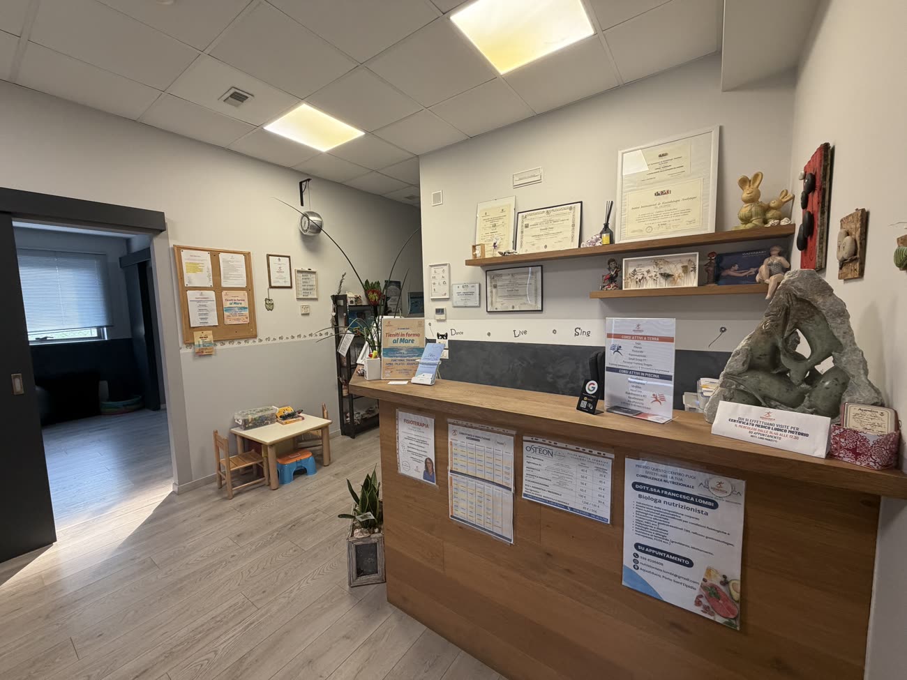 Angolo accoglienza con area bimbi
